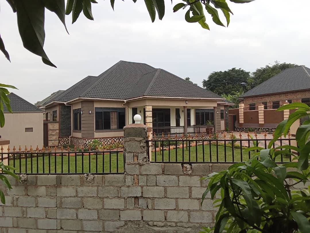 Brand New 4-Bedroom Country Home for Sale in Mukono-Mpoma | 1 Acre | 600M
