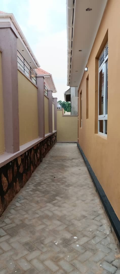 Bwebajja 3 Bedrooms House