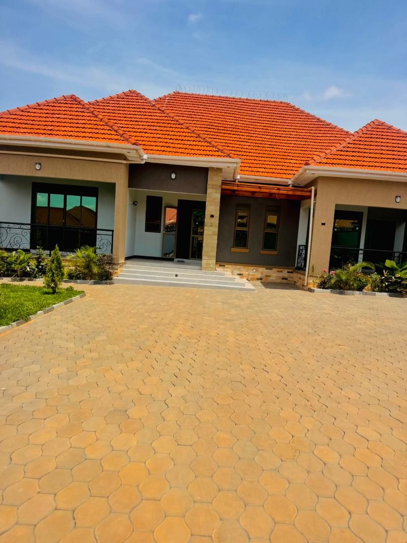 Bwebajja 4 Bedrooms House At  Ugx