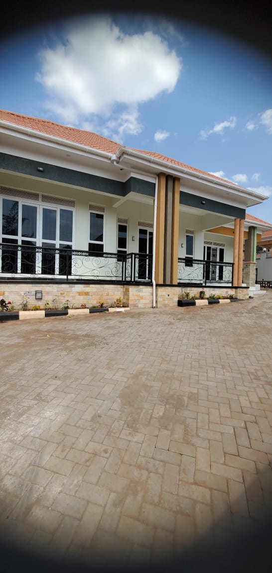 House for Sale in Akright Bwebajja Near Golf Course
