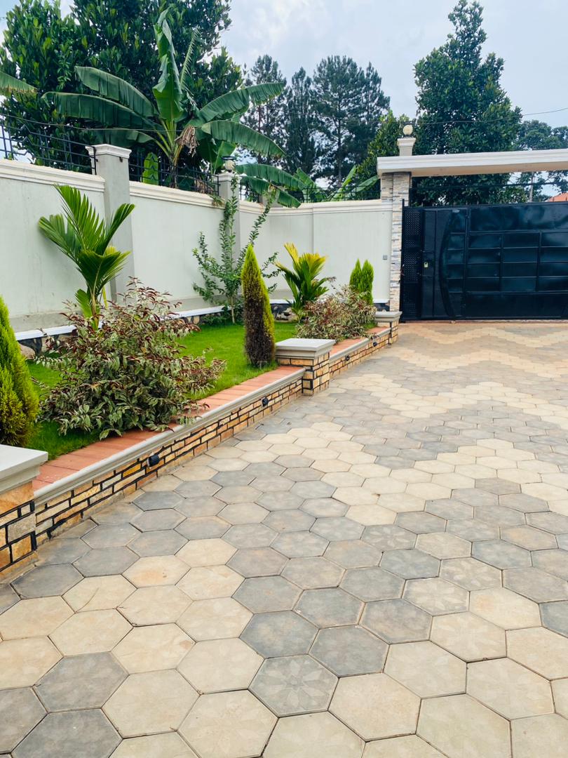 Kitende Lumuli 3 Bedrooms House