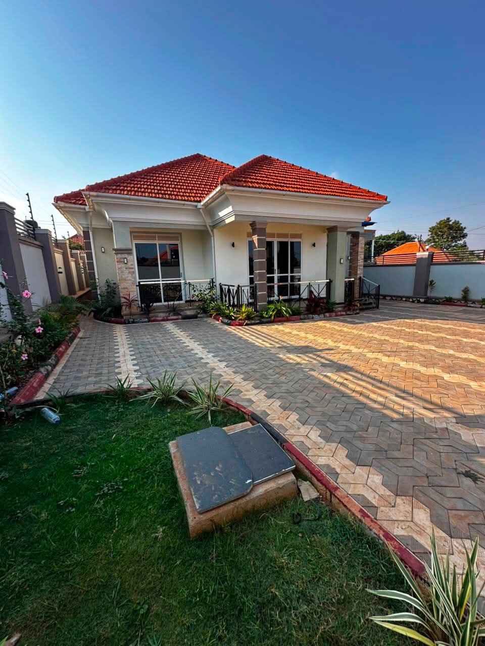 Modern 4-Bedroom Family Home with Servant Quarters for Sale in Kitende – Entebbe Road