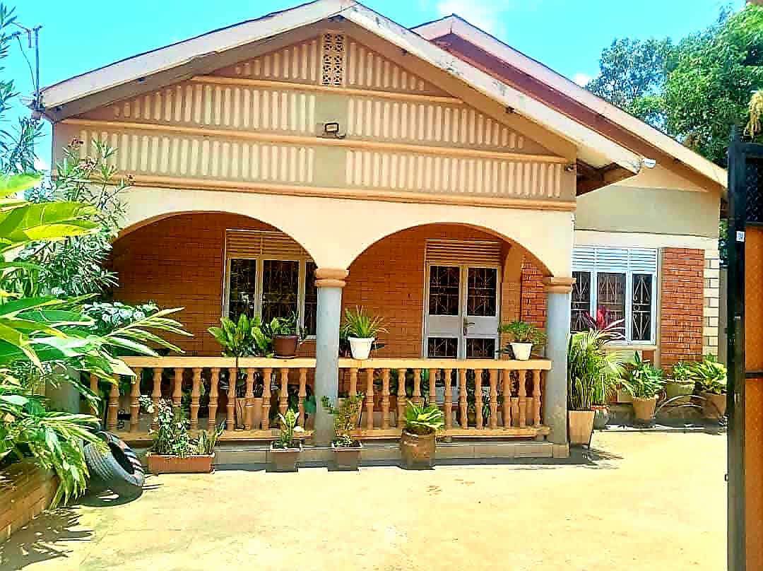 Prime 3-Bedroom House for Sale in Seeta Town – Namilyango Road